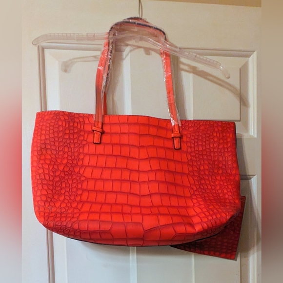 🩷💚🩷Red Faux Leather Tote With Wallet - Red (CALL OUTS) - Picture 3 of 12